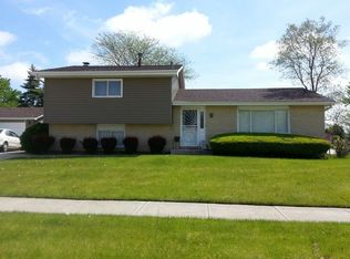 831 Cambridge Ave, Matteson, IL 60443