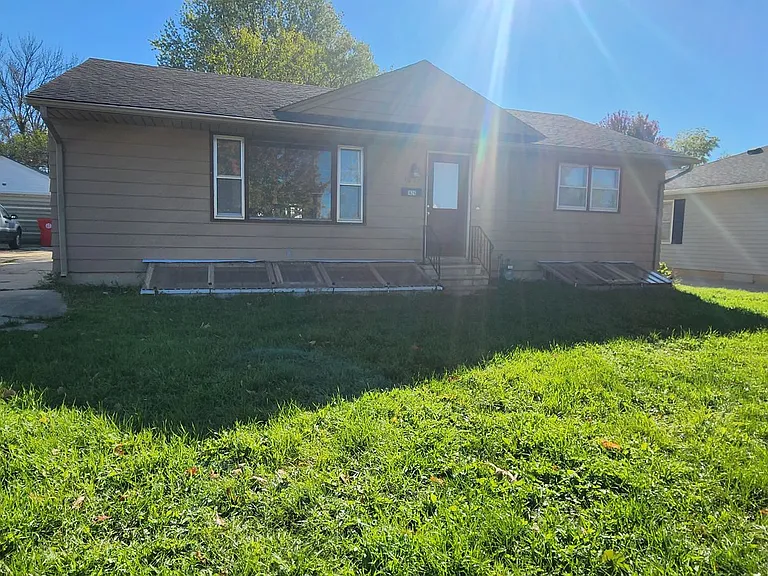 1624 E Oakland Ave — Photo 1