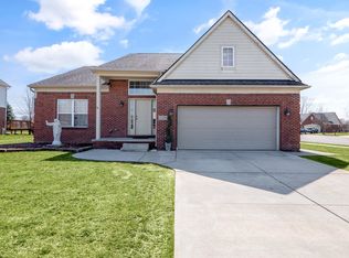 21196 Oakridge Dr, Clinton Township, MI 48036