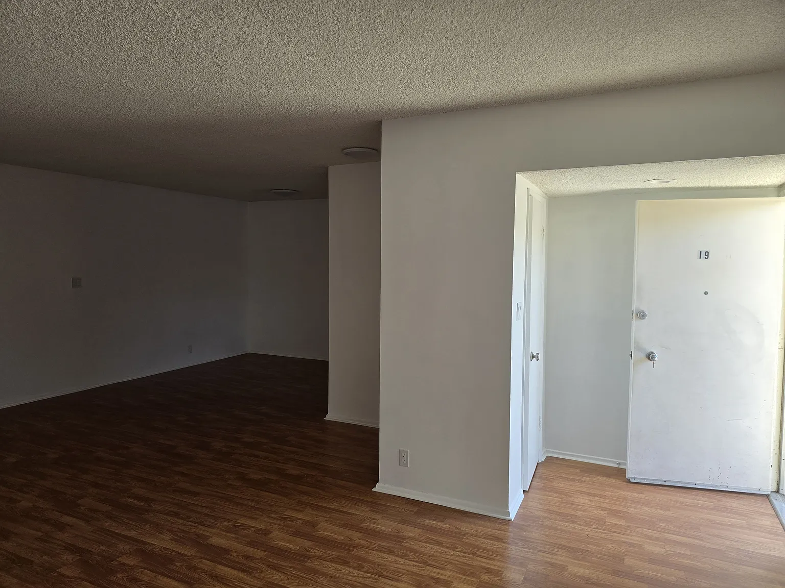 1 bed, 1050 sqft, $2,690 — Photo 2