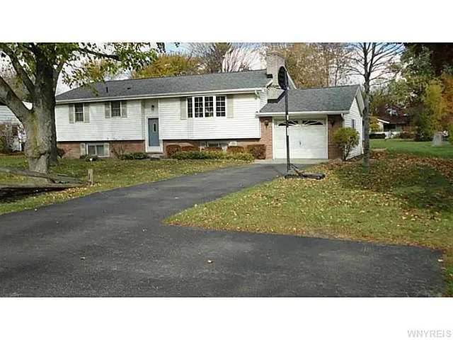 891 James Dr photo 1