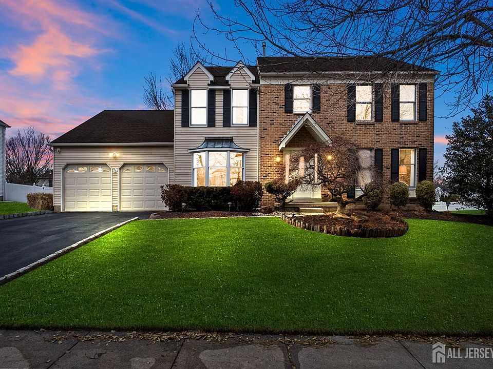 1st image of 10 Gillian Dr S