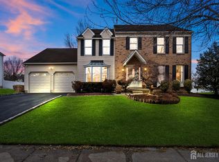 10 Gillian Dr S, Kendall Park, NJ 08824
