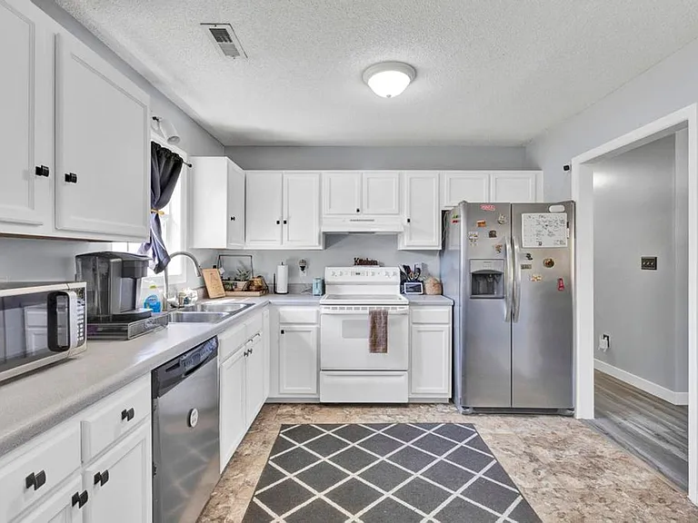 110 Foxlair Dr — Photo 14