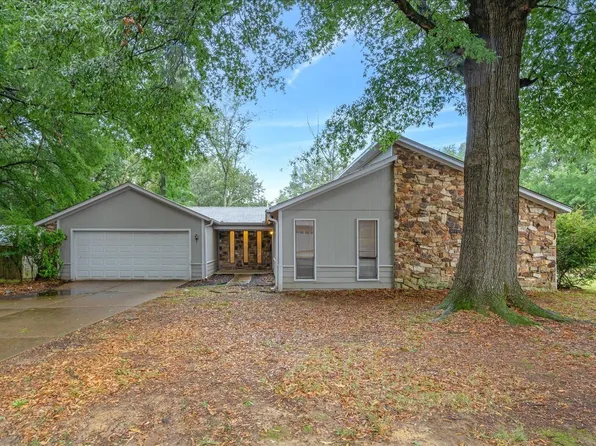 6105 Shade Tree Dr, Bartlett, TN 38134