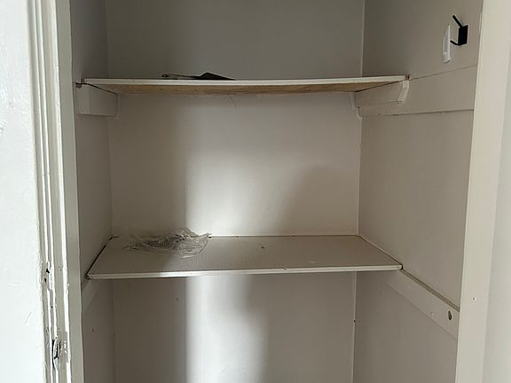 4th image of 1602 Victoria Ave