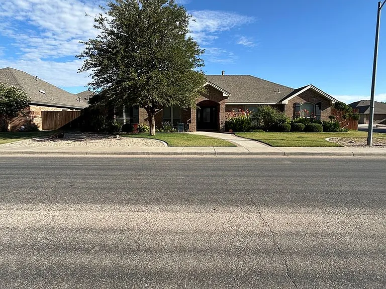 5900 Oak Creek Dr — Photo 2