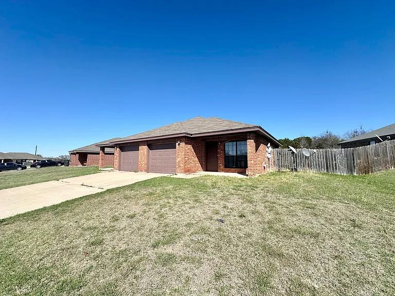 3105 Dannen Court — Photo 2