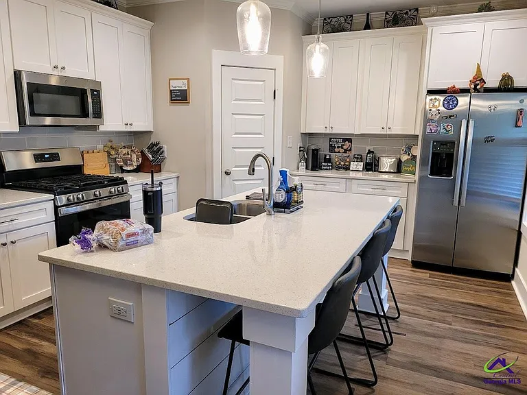 556 Shady Greens Dr — Photo 7