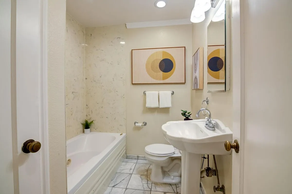 Shared bathroom - 755 Sycamore Ave #101