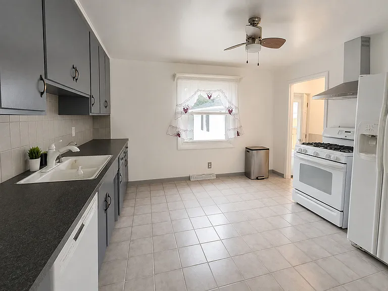 735 Maple St — Photo 5