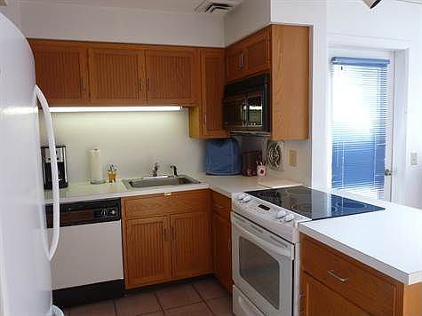 spacious kitchen with eat-in area