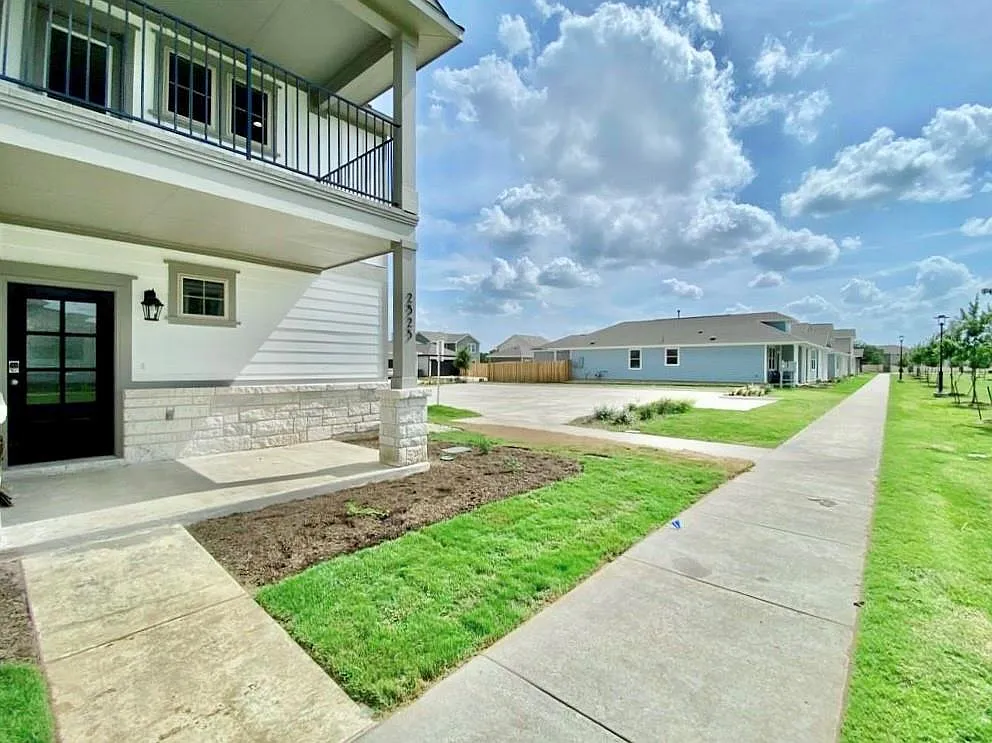 4 bed, 3.0 bath, 1940 sqft, $2,395 — Photo 2