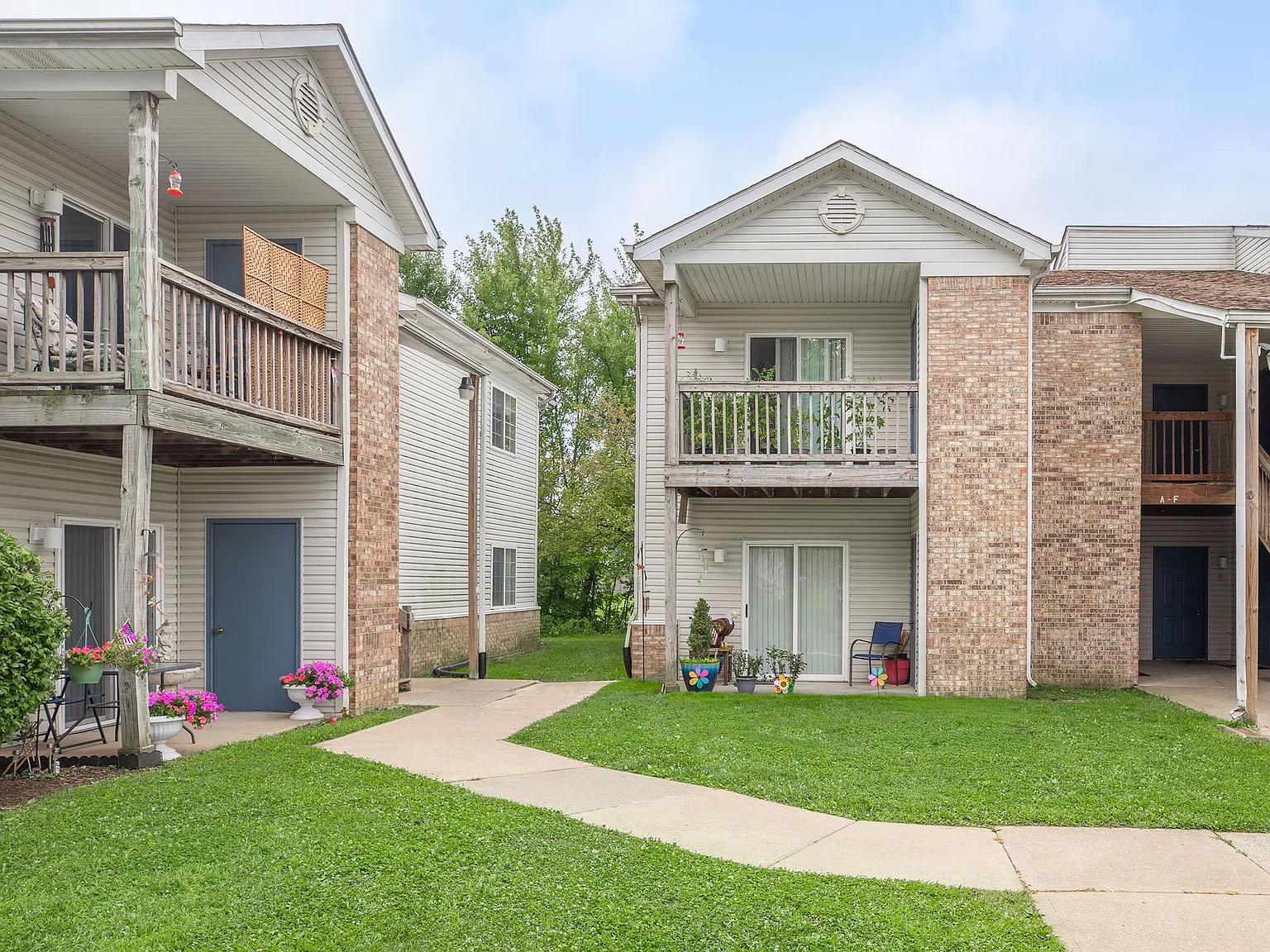 Camby Crossing Apartments — Photo 2