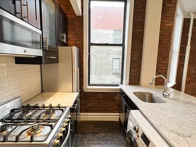 128 2nd Ave #D2 — Photo 4