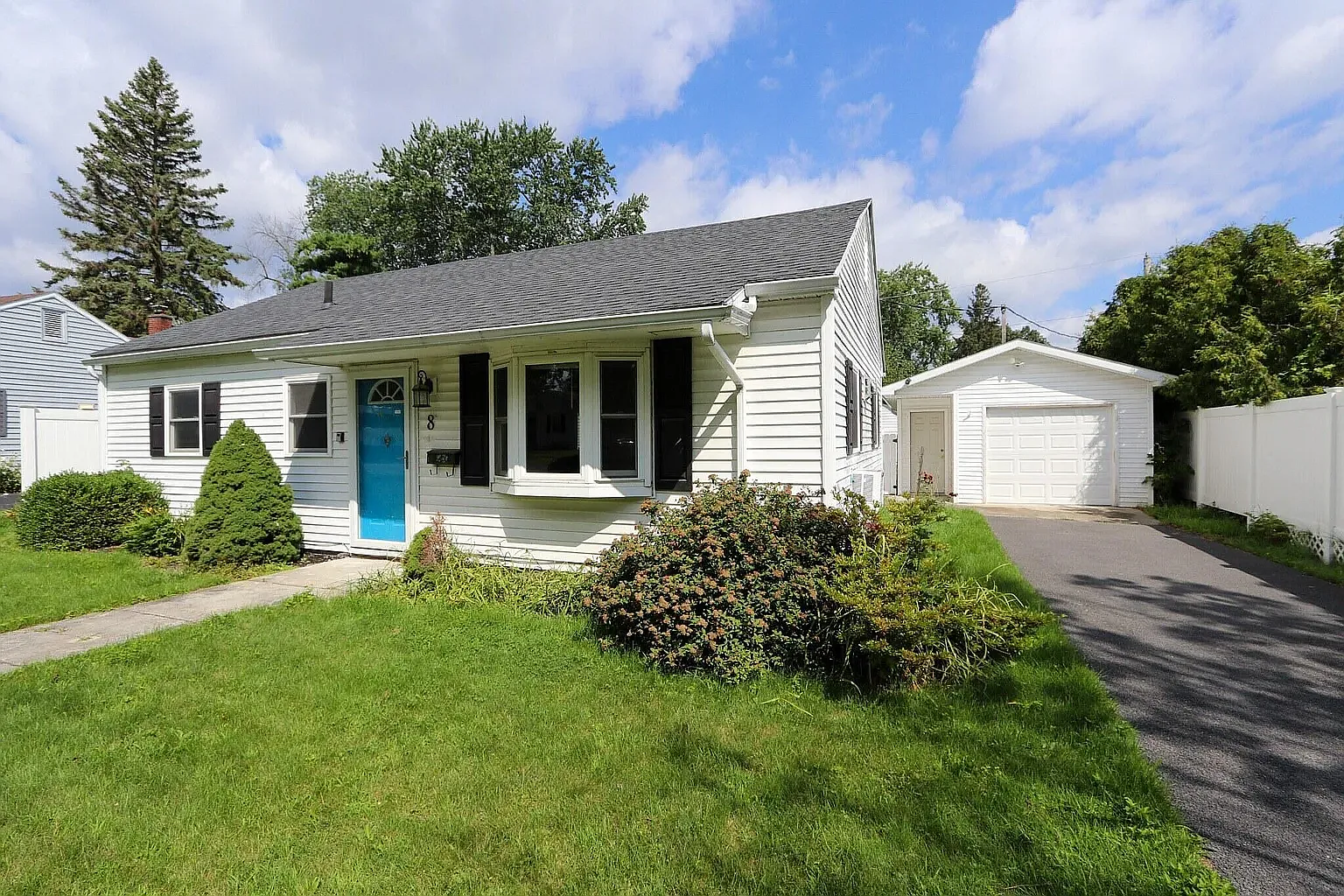 3 bed, 1259 sqft, $2,100 — Photo 3
