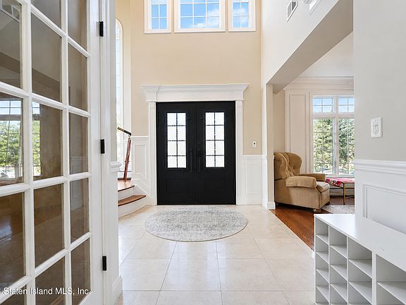 4th image of 76 Saint Edward Ln
