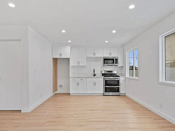 4th image of 10914 Columbus Ave #2