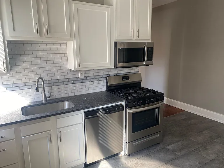 401 W 9th St #4 — Photo 14