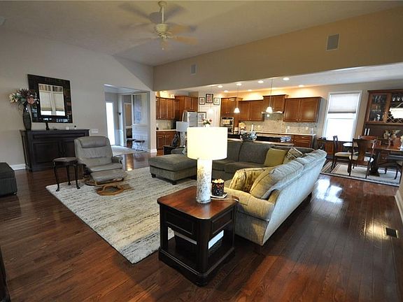 3rd image of 9464 Foxboro Dr