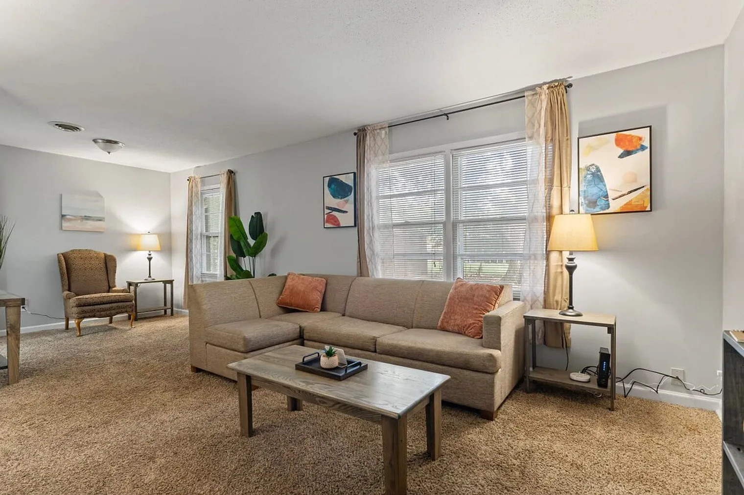 5 bed, 2.0 bath, 1496 sqft, $2,768 — Photo 4