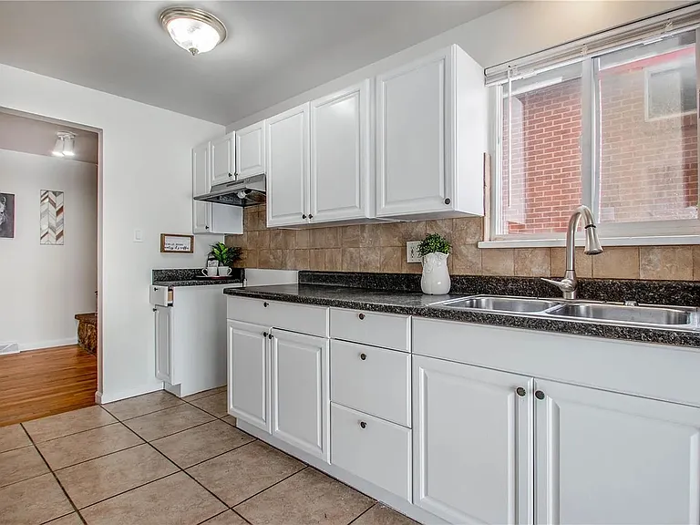 824 Xavier St — Photo 5
