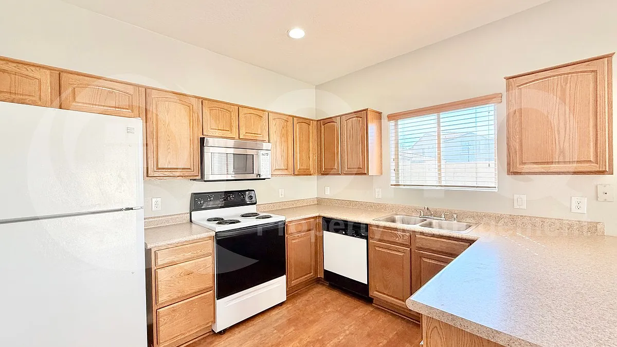 3 bed, 2.5 bath, 1605 sqft, $1,950 — Photo 3