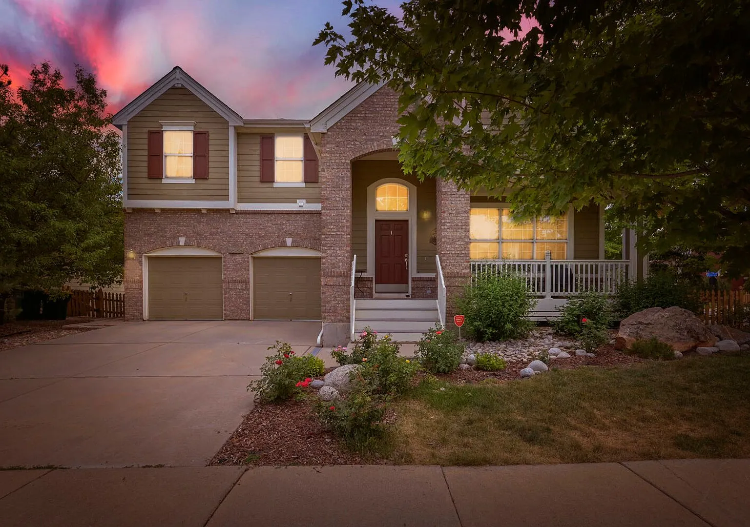 Stunning 4 bed, 4 bath on Corner Lot! Available Mid-August! — Photo 1