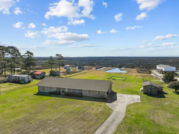 555 E R Daniels Rd, Wanchese, NC 27981