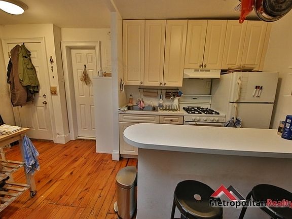 3rd image of 924 President St APT 5