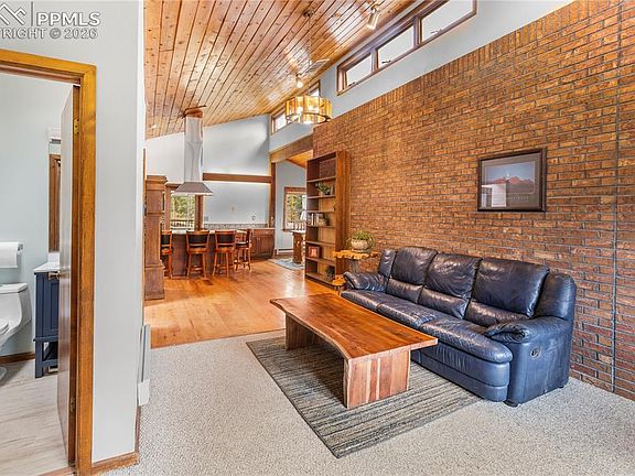 4th image of 36 Illini Dr
