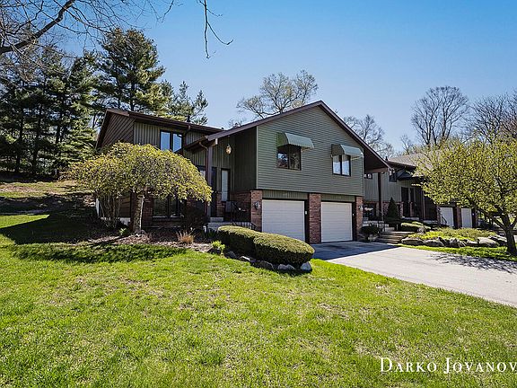 4th image of 4492 N Valley Dr NE