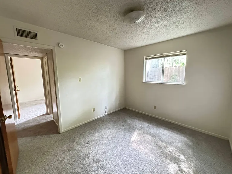 425 W Ave C — Photo 26