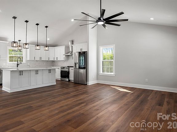 4th image of 369 Georgia St SW