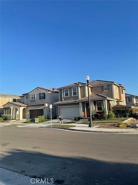 1st image of 3202 E Yellowstone Dr