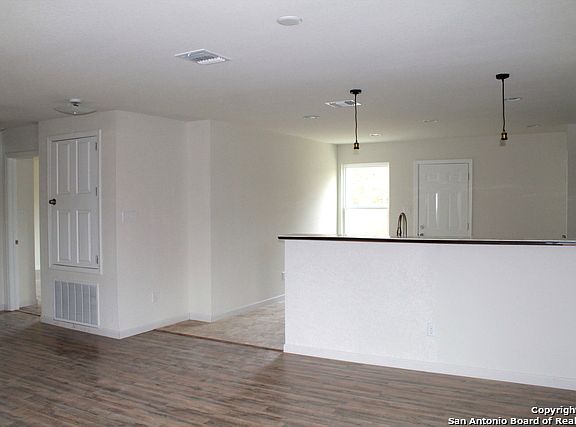 5th image of 303 Loy Dr