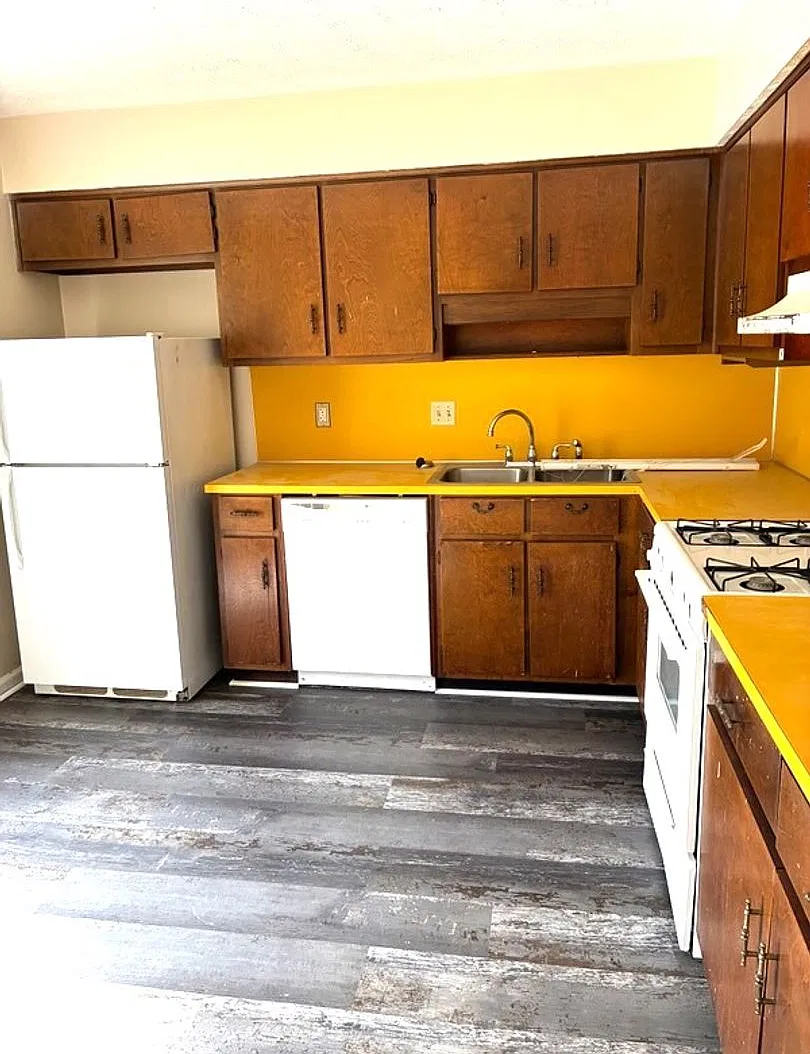 Pinebrooke Apartments — Photo 3