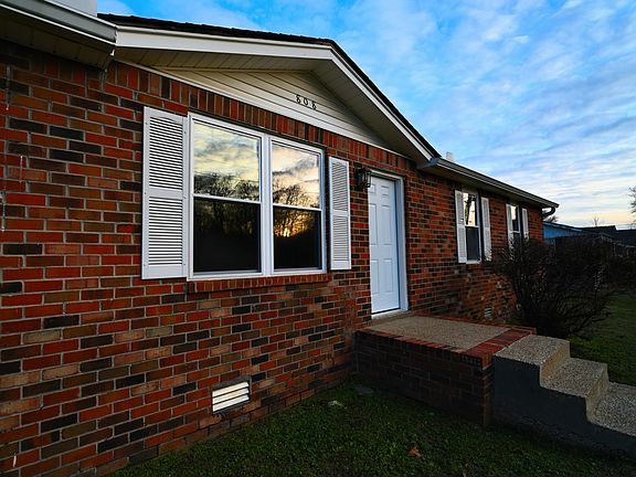 3rd image of 808 Hughes St