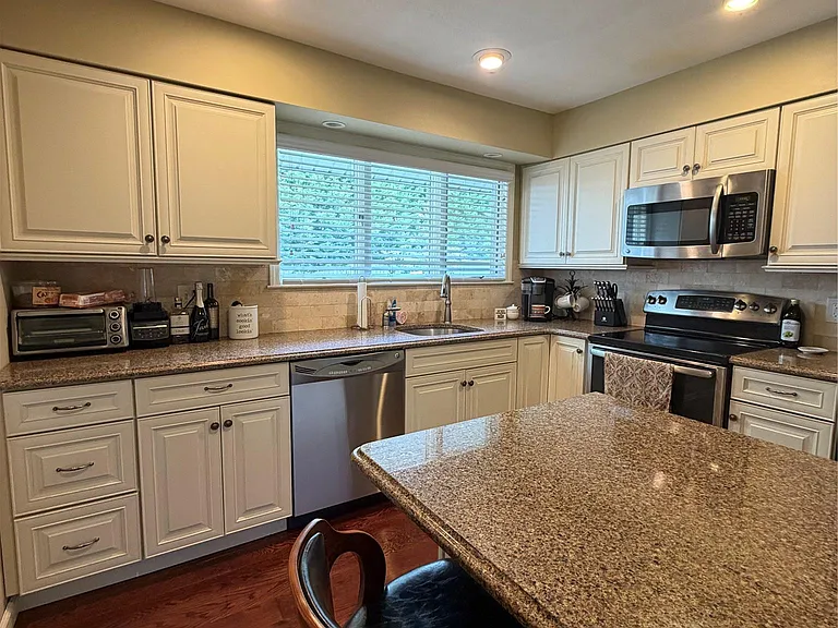 3 Deeringwood Ln — Photo 5