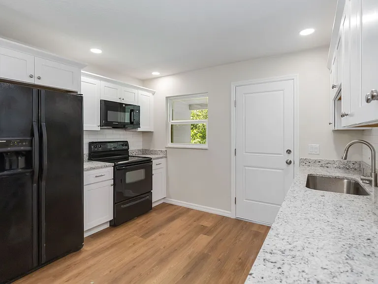 217 Montana Ave — Photo 10