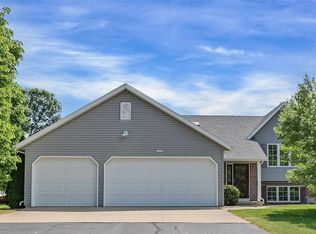 N1492 Wildwood Dr, Greenville, WI 54942