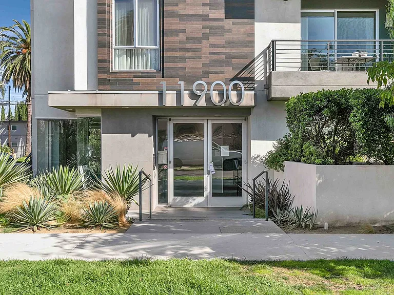 11900 Courtleigh Dr — Photo 20
