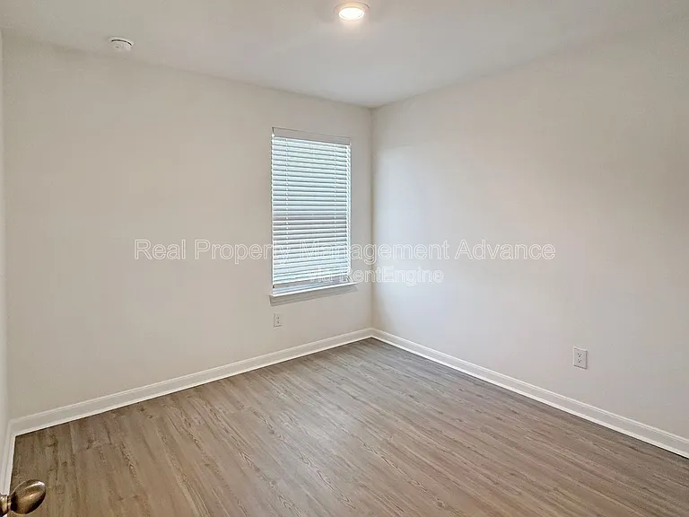 303 Stone Ct — Photo 9