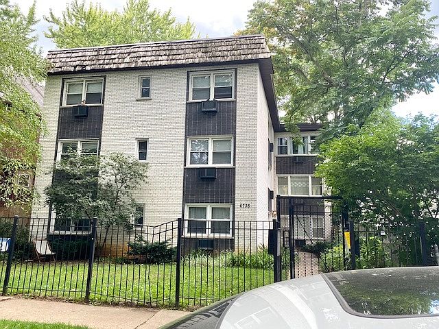 1st image of 6738 N Bosworth Ave APT 1W
