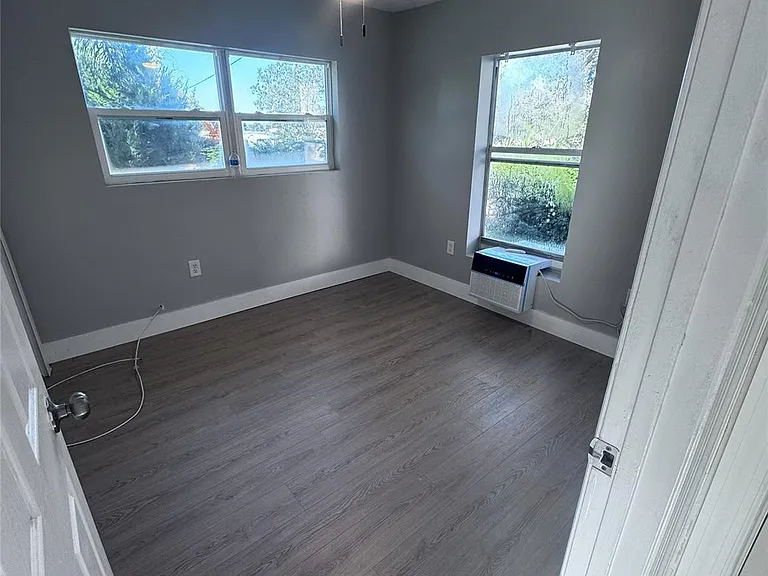704 S Main Ave — Photo 9