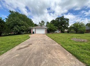 3201 S Linwood Dr, Sand Springs, OK 74063