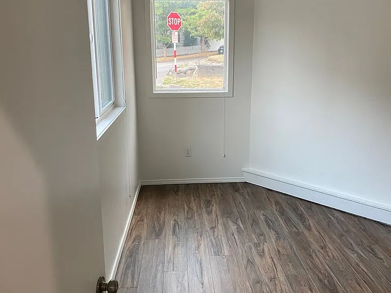 7460 Woodlawn Ave NE — Photo 4