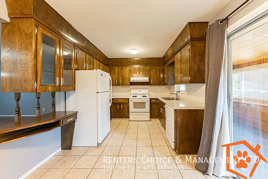 2 Bedroom Main Floor, Utilities Included, Bonus Incentive! — Photo 3