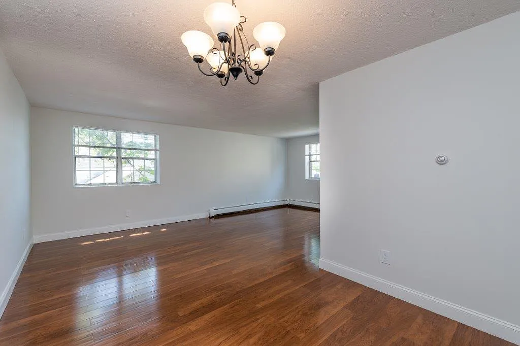 2 bed, 1.0 bath, 890 sqft, $3,300 — Photo 4