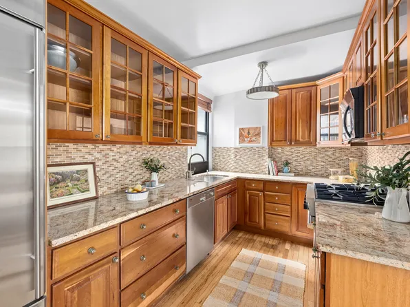 333 East 53rd Street image 8 of 17